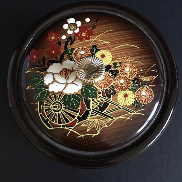 Lacquer Bento box or Keepsake box. Japan. Perfect - Picture 2 of 5